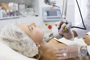 Kosmetolog omlazuje pokožku laserem