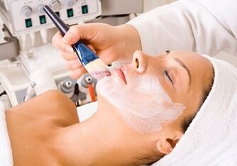 chemický peeling jako způsob omlazení pokožky obličeje